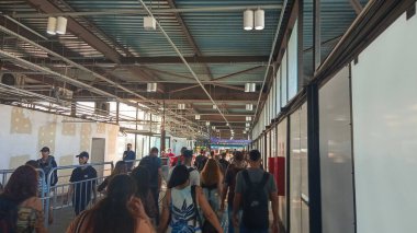 Sao Paulo Metro Grevi kalabalık platformlara neden olur. 24 Mart 2023, Sao Paulo, Brezilya: Sao Paulo şehrindeki metro grevi nedeniyle Santo Amaro tren istasyonunda yolcuların ağır hareketleri ulaşım sistemini etkiledi ve kalabalık bir platforma neden oldu