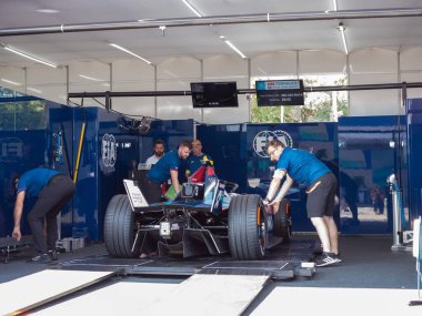 Formula E Yarışı 'nda insan hareketleri. 24 Mart 2023, Sao Paulo, Brezilya: Formula E 'den önce Sao Paulo' nun kuzey bölgesindeki Complexo do Anhembi 'de, 24 Mart Cuma günü serbest uygulama hareketi.)