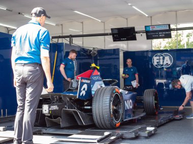 Formula E Yarışı 'nda insan hareketleri. 24 Mart 2023, Sao Paulo, Brezilya: Formula E 'den önce Sao Paulo' nun kuzey bölgesindeki Complexo do Anhembi 'de, 24 Mart Cuma günü serbest uygulama hareketi.)