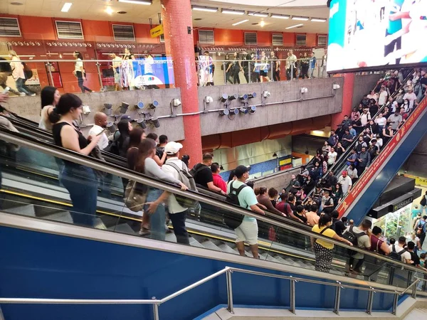 サンパウロ地下鉄ストライキは混雑したプラットフォームを引き起こします 2023年3月24日ブラジル サンパウロ 交通システムに影響を及ぼすサンパウロ市内の地下鉄ストライキにより アマレラ駅とアズール駅でCptmを使用した乗客の重い動き — ストック写真