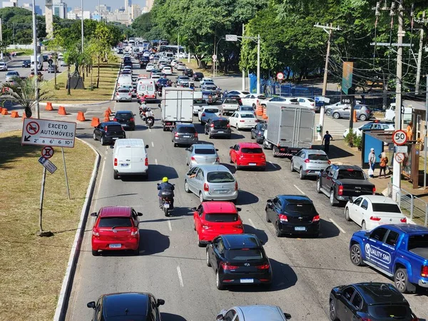 フォーミュラEレースとヘビートラフィックジャム 2023年3月24日ブラジル サンパウロ フォーミュラEレースが金曜日に開催される周辺道路の交差点により プラカンポ バガテルで激しい車両の動き — ストック写真