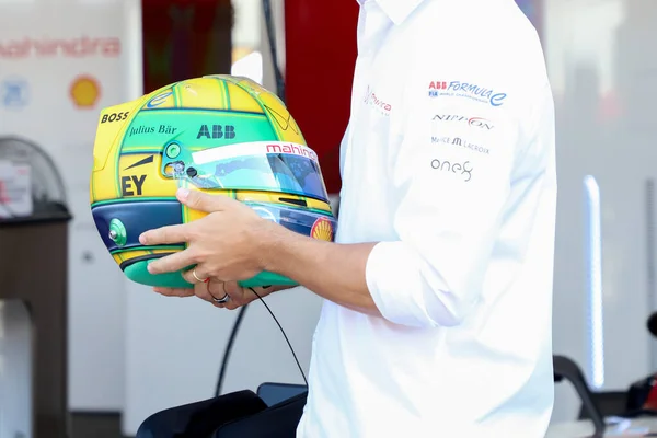 圣保罗的E级方程式赛车2023年3月24日 巴西圣保罗 卢卡斯 格拉西周五 24日 在圣保罗北部的安亨比综合医院参加E级方程式赛车免费训练前 在维修站为Ayrton Senna献上头盔 — 图库照片