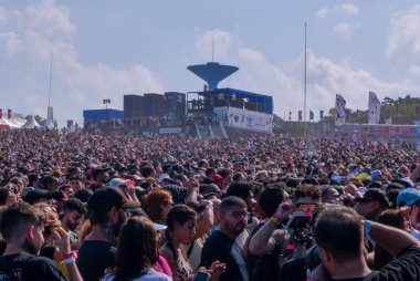 Brezilya 'daki Lollapalooza 2023 Müzikal Gösterisi' nde Acıma Performansı. 25 Mart 2023, Sao Paulo, Brezilya: Pitty, Brezilya 'nın Sao Paulo şehrinde düzenlenen 10. Lollapalooza 2023' te Adidas sahnesinde canlı performans sergiledi.)