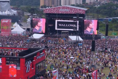 Wallows grubu Performs at Lollapalooza 2023 Musical Show in Brazil. 25 Mart 2023, Sao Paulo, Brezilya: Wallows 25 Cumartesi günü Brezilya 'nın Sao Paulo kentinde 10. Lollapalooza 2023' te Budweiser sahnesinde canlı performans sergiledi.) 