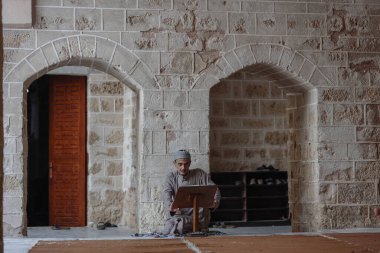 Filistinliler Ramazan boyunca camilerde ibadet ediyorlar. 25 Mart 2023, Gazze, Filistin: Gazze 'deki Filistinli Müslümanlar camideki her namazdan sonra Kur' an okumak ve Allah 'a ibadet etmek istiyorlar.