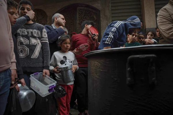 Palestinian Walid Hattab Cooks Soup Distributes Poor Families Gaza March — Stock Photo, Image