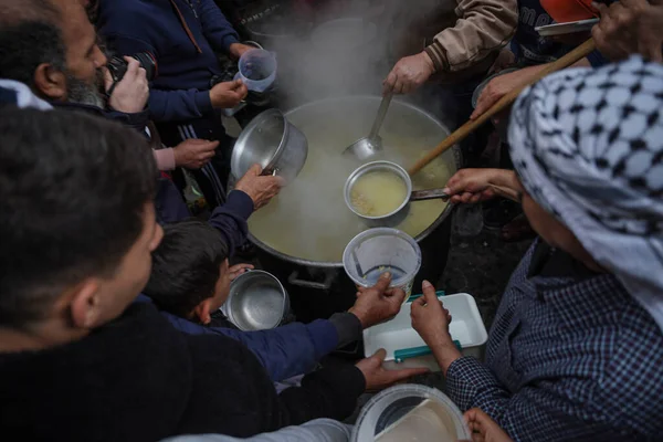 Palestino Walid Hattab Cocina Sopa Distribuye Las Familias Pobres Gaza —  Fotos de Stock