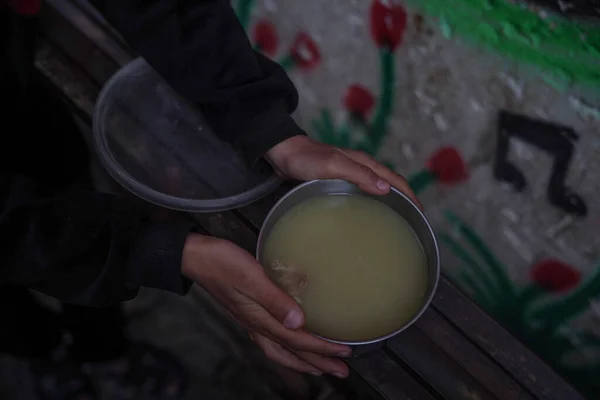 Filistinli Velid Hattab Çorba Pişirir Gazze Deki Fakir Ailelere Dağıtır — Stok fotoğraf