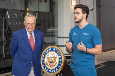 Senatör Schumer, Narkotik 'ten Tehlikeli Uyuşturucu Xylazine' e darbe indirmesini istedi. 26 Mart 2023, New York, New York, ABD: Senatör Schumer 'a katılan Doktor Mike Varshavski, xylazine' in son derece ölümcül fentanil ile karıştırıldığını söylüyor.