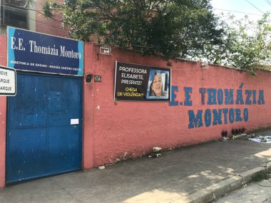 (Öğrenciler Sao Paulo 'da öldürülen öğretmene saygılarını sunuyorlar. 28 Mart 2023, Sao Paulo, Brezilya: Öğrenciler E.E. önünde saygı duruşunda bulunuyorlar. Sao Paulo 'daki Thomazia Montoro Vila Sonia Okulu (SP), bir öğretmenin 8. sınıf öğrencisi tarafından bıçaklanarak öldürüldüğü yer.