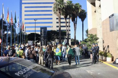 Pro Bolsonaristler, eski Brezilya Cumhurbaşkanı Bolsonaro 'nun Brasilia' ya gelişini kutlamak için bir araya geldiler. 30 Mart 2023, Brasilia, Federal Bölge, Brezilya