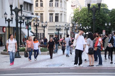 (Tüketiciler Curitiba 'da Paskalya kutlamaları için alışveriş yapıyorlar. 31 Mart 2023, Curitiba, Parana, Brezilya: Paskalya öğeleri için tüketicilerin araştırma fiyatları olarak, 31 Mart Cuma günü Curitiba alışveriş merkezinde çok fazla hareket vardı)