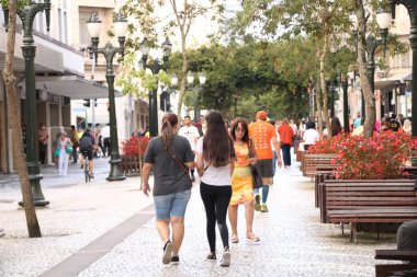 (Tüketiciler Curitiba 'da Paskalya kutlamaları için alışveriş yapıyorlar. 31 Mart 2023, Curitiba, Parana, Brezilya: Paskalya öğeleri için tüketicilerin araştırma fiyatları olarak, 31 Mart Cuma günü Curitiba alışveriş merkezinde çok fazla hareket vardı)
