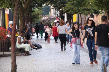 (Tüketiciler Curitiba 'da Paskalya kutlamaları için alışveriş yapıyorlar. 31 Mart 2023, Curitiba, Parana, Brezilya: Paskalya öğeleri için tüketicilerin araştırma fiyatları olarak, 31 Mart Cuma günü Curitiba alışveriş merkezinde çok fazla hareket vardı)