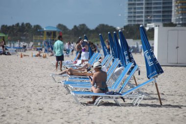 Miami Plajı manzarası. 31 Mart 2023, Miami, Florida, ABD: İnsanlar Cuma günü Miami Beach 'te temiz havanın, güneşlenmenin, yüzmenin, spor yapmanın ve bazı egzersizlerin keyfini çıkarırken görülüyor