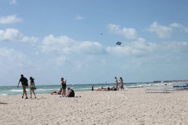 Miami Plajı manzarası. 31 Mart 2023, Miami, Florida, ABD: İnsanlar Cuma günü Miami Beach 'te temiz havanın, güneşlenmenin, yüzmenin, spor yapmanın ve bazı egzersizlerin keyfini çıkarırken görülüyor