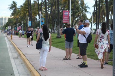 Miami Plajı manzarası. 31 Mart 2023, Miami, Florida, ABD: İnsanlar Cuma günü Miami Beach 'te temiz havanın, güneşlenmenin, yüzmenin, spor yapmanın ve bazı egzersizlerin keyfini çıkarırken görülüyor