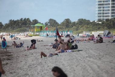 Miami Plajı manzarası. 31 Mart 2023, Miami, Florida, ABD: İnsanlar Cuma günü Miami Beach 'te temiz havanın, güneşlenmenin, yüzmenin, spor yapmanın ve bazı egzersizlerin keyfini çıkarırken görülüyor