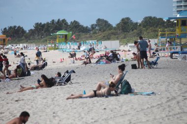 Miami Plajı manzarası. 31 Mart 2023, Miami, Florida, ABD: İnsanlar Cuma günü Miami Beach 'te temiz havanın, güneşlenmenin, yüzmenin, spor yapmanın ve bazı egzersizlerin keyfini çıkarırken görülüyor