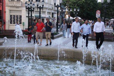 (Tüketiciler Curitiba 'da Paskalya kutlamaları için alışveriş yapıyorlar. 31 Mart 2023, Curitiba, Parana, Brezilya: Paskalya öğeleri için tüketicilerin araştırma fiyatları olarak, 31 Mart Cuma günü Curitiba alışveriş merkezinde çok fazla hareket vardı)