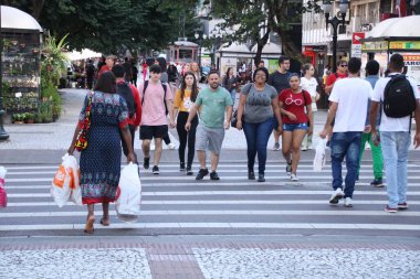 (Tüketiciler Curitiba 'da Paskalya kutlamaları için alışveriş yapıyorlar. 31 Mart 2023, Curitiba, Parana, Brezilya: Paskalya öğeleri için tüketicilerin araştırma fiyatları olarak, 31 Mart Cuma günü Curitiba alışveriş merkezinde çok fazla hareket vardı)