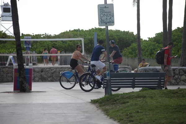 stock image View of Miami Beach. March 31, 2023, Miami, Florida, USA: People are seen at Miami Beach on Friday (31) enjoying the fresh air, sunbathing while others swim and practice sports and some exercises