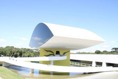 Curitiba 'da güneşli bir günde kalabalık parklar. 01 Nisan 2023, Curitiba, Parana, Brezilya: Bu sıcak ve güneşli günde, Parana 'nın başkentinin parklarında ve manzaralarında, turistler de dahil olmak üzere yoğun insan dolaşımı.