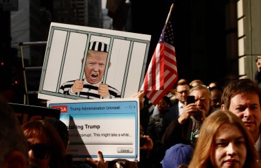 Donald Trump New York 'taki Manhattan Ceza Mahkemesi için Trump Tower' dan ayrılıyor. 4 Nisan 2023, New York, ABD: Trump Tower 'da basın ve protestocular eski ABD Başkanı Donald J. Trump olarak yoğun bir hareket