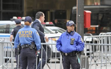 Kozlar Avukatı Joe Tacopina New York 'taki Trump Kulesi' ne vardı. 4 Nisan 2023, New York, ABD: Pazartesi günü Kule 'ye gelen eski ABD Başkanı Donald J. Trump olarak Trump Kulesi' ndeki basın ve protestocuların yoğun hareketi 