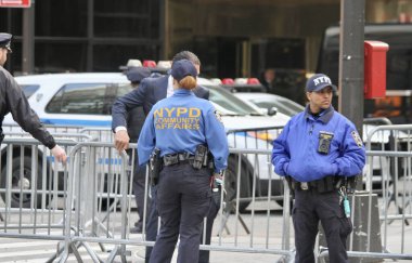 Kozlar Avukatı Joe Tacopina New York 'taki Trump Kulesi' ne vardı. 4 Nisan 2023, New York, ABD: Pazartesi günü Kule 'ye gelen eski ABD Başkanı Donald J. Trump olarak Trump Kulesi' ndeki basın ve protestocuların yoğun hareketi 
