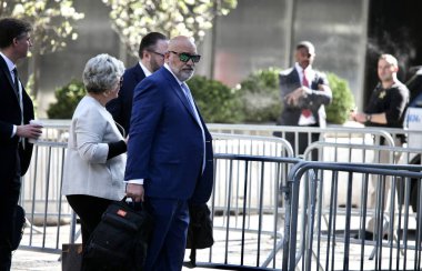 Donald Trump New York 'taki Manhattan Ceza Mahkemesi için Trump Tower' dan ayrılıyor. 4 Nisan 2023, New York, ABD: Trump Tower 'da basın ve protestocular eski ABD Başkanı Donald J. Trump olarak yoğun bir hareket