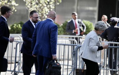 Donald Trump New York 'taki Manhattan Ceza Mahkemesi için Trump Tower' dan ayrılıyor. 4 Nisan 2023, New York, ABD: Trump Tower 'da basın ve protestocular eski ABD Başkanı Donald J. Trump olarak yoğun bir hareket