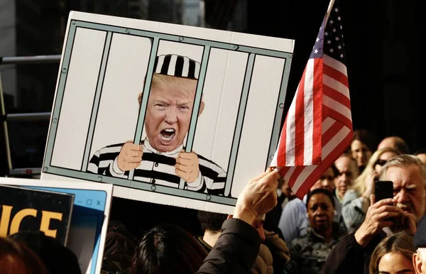 唐纳德 特朗普离开特朗普塔前往纽约的曼哈顿刑事法院 2023年4月4日 美国纽约 美国前总统唐纳德 特朗普在特朗普塔的大规模新闻团体和抗议者运动 — 图库照片