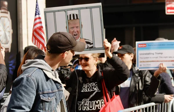 ドナルド トランプは ニューヨークのマンハッタン刑事裁判所にトランプタワーを残します 2023年4月4日 米国ニューヨーク州 トランプ タワーで元米国大統領ドナルド トランプとして記者団と抗議者の激しい運動 — ストック写真