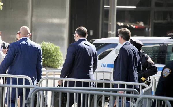 ドナルド トランプは ニューヨークのマンハッタン刑事裁判所にトランプタワーを残します 2023年4月4日 米国ニューヨーク州 トランプ タワーで元米国大統領ドナルド トランプとして記者団と抗議者の激しい運動 — ストック写真