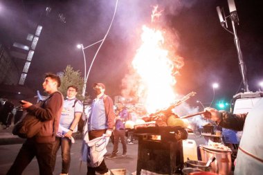 Bolivar ve Palmeiras arasındaki Libertadores Kupası. 5 Nisan 2023, La Paz, Bolivya: Bolivar taraftarları Bolivar ile Palmeiras arasında oynanan Conmebol Libertadores futbol maçında, 5 Nisan Çarşamba günü Hernando Siles Stadyumu 'nda oynanan ilk etapta Bolivar taraftarları