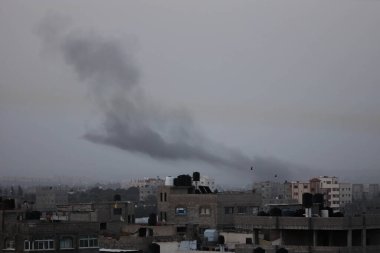 Gazze 'deki Filistin fraksiyonlarına mensup hedeflerin bombalanması, 5 Nisan 2023, Gazze, Filistin: İsrail ordusu, Gazze' den atılan roketatarlara tepki olarak Filistin fraksiyonlarına ait hedeflere bir saldırı başlattı. 