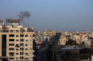Gazze 'deki Filistin fraksiyonlarına mensup hedeflerin bombalanması, 5 Nisan 2023, Gazze, Filistin: İsrail ordusu, Gazze' den atılan roketatarlara tepki olarak Filistin fraksiyonlarına ait hedeflere bir saldırı başlattı. 