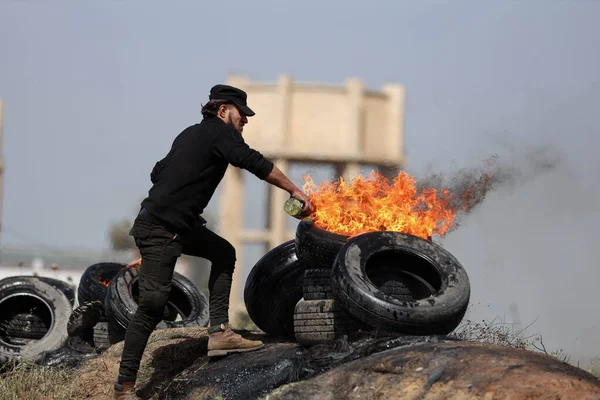 Filistinli Gençler Gazze Şeridi Nin Sınırlarında Lastik Lastikleri Yaktılar Nisan — Stok fotoğraf