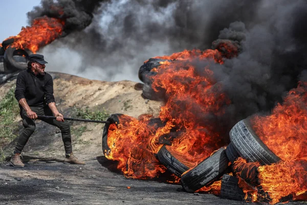 Int Jovens Palestinos Incendiam Pneus Borracha Nas Fronteiras Faixa Gaza — Fotografia de Stock