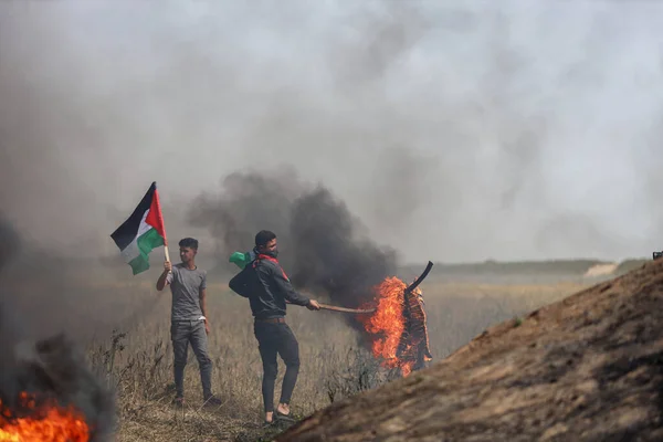 Int Палестинская Молодежь Подожгла Резиновые Шины Границах Сектора Газа Апреля — стоковое фото