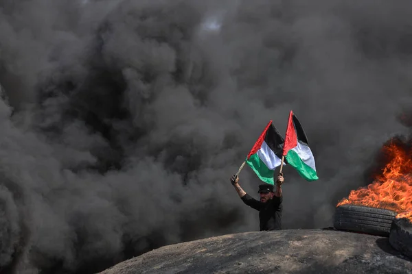 Int Jovens Palestinos Incendiam Pneus Borracha Nas Fronteiras Faixa Gaza — Fotografia de Stock