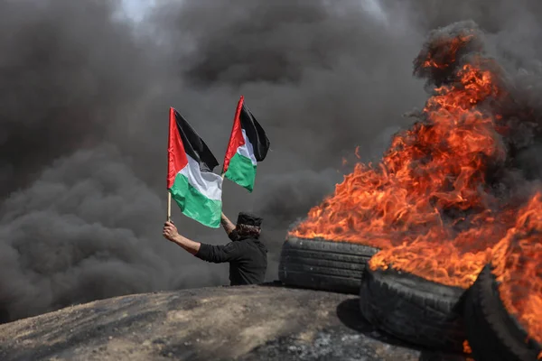 Int Palestinští Mladíci Zapálili Gumové Pneumatiky Hranicích Pásma Gazy Dubna — Stock fotografie