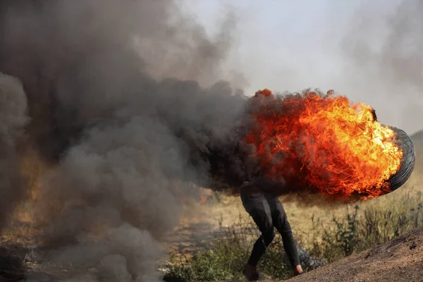 Int Palestinští Mladíci Zapálili Gumové Pneumatiky Hranicích Pásma Gazy Dubna — Stock fotografie