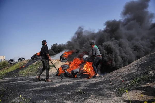 Int Jovens Palestinos Incendiam Pneus Borracha Nas Fronteiras Faixa Gaza — Fotografia de Stock