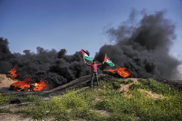 Filistinli Gençler Gazze Şeridi Nin Sınırlarında Lastik Lastikleri Yaktılar Nisan — Stok fotoğraf