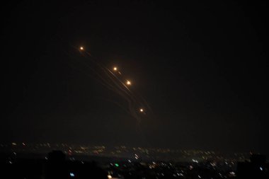 Demir Kubbe füzeleri Gazze 'den fırlatılan roketleri durdurmaya çalışıyor. 7 Nisan 2023, Gazze, Filistin: Demir Kubbe füzeleri İsrail 'e karşı Gazze Şeridi' nde Filistin direnişinin ateşlediği roketleri durdurmaya çalıştı