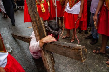 (İsa 'nın Tutkusu Rio' da aktörler tarafından Kutsal Cuma 'da sahnelendi. 07 Nisan 2023, Rio de Janeiro, Brezilya: Kompleksin geleneksel Via Sacra 'sı (CPX), oyuncuların 