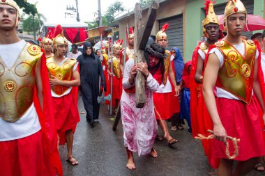 (İsa 'nın Tutkusu Rio' da aktörler tarafından Kutsal Cuma 'da sahnelendi. 07 Nisan 2023, Rio de Janeiro, Brezilya: Kompleksin geleneksel Via Sacra 'sı (CPX), oyuncuların 