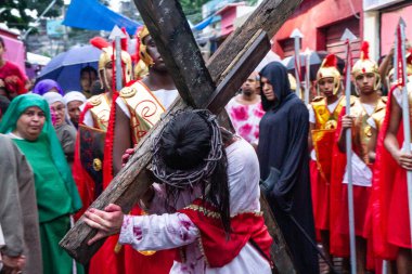 (İsa 'nın Tutkusu Rio' da aktörler tarafından Kutsal Cuma 'da sahnelendi. 07 Nisan 2023, Rio de Janeiro, Brezilya: Kompleksin geleneksel Via Sacra 'sı (CPX), oyuncuların 